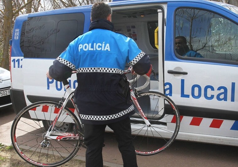 La policía local recoge la bicicleta de un accidente, imagen de archivo