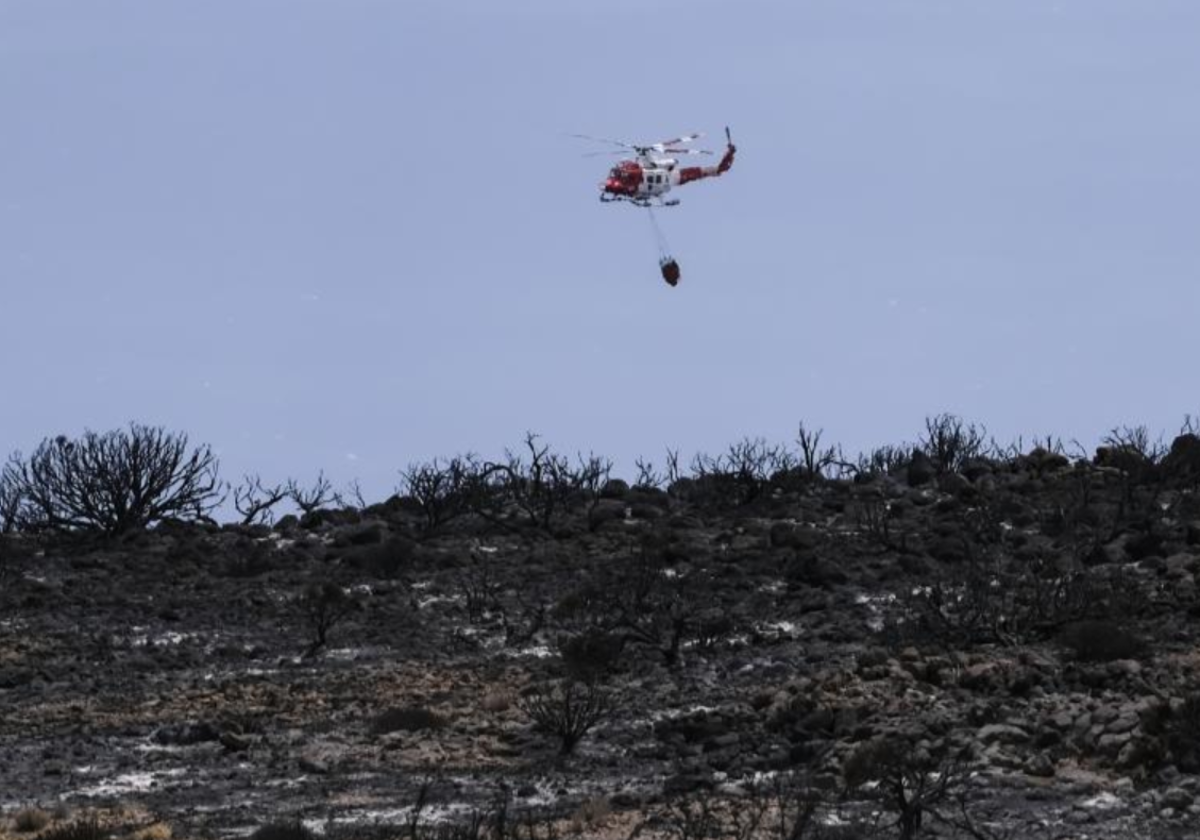 Un helicóptero sobrevuela la zona quemada de Izaña