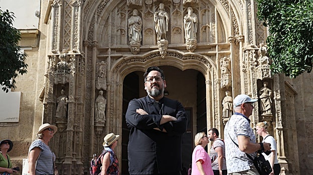 José Mari G. Blanco, ante la puerta del Palacio de Congresos