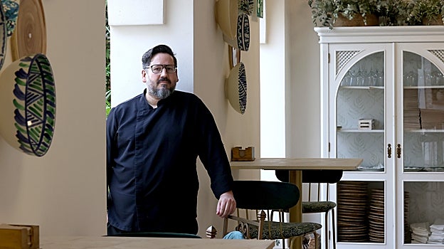 José Mari G. Blanco, entre las cerámicas que decoran el restaurante