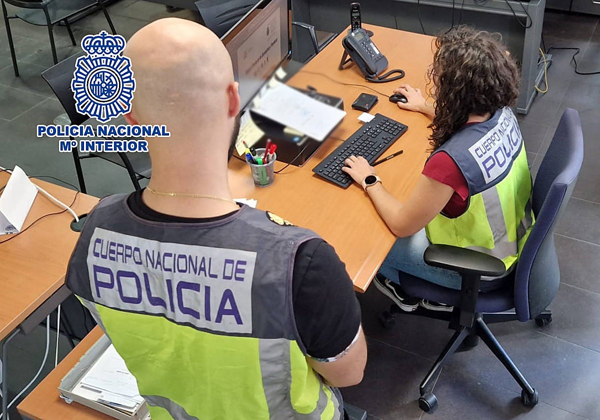 Imagen de dos investigadores de la Policía Nacional durante el operativo
