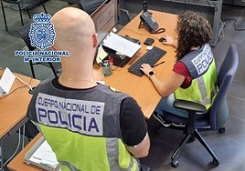 Dos funcionarios y doce migrantes detenidos por falsificar documentos para obtener residencia en España y ayudas sociales