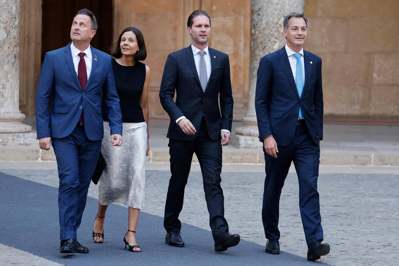 El primer ministro de Luxemburgo, Xavier Bettel, llega con su pareja, Gauthier Destenay (segundo por la derecha), junto con el primer ministro belga, Alexander de Croo (a la derecha) y su mujer, Annik Penders