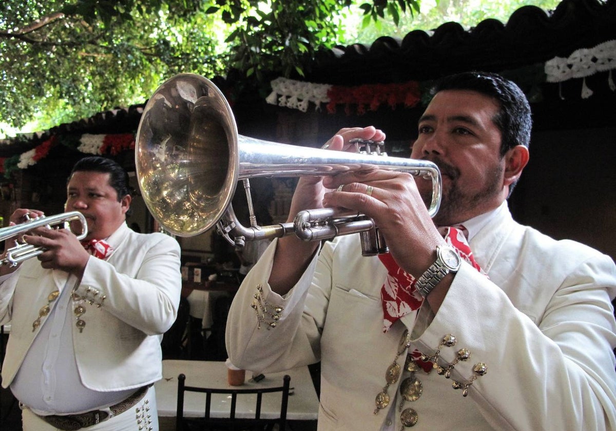 Dos mariachis en plena actuación