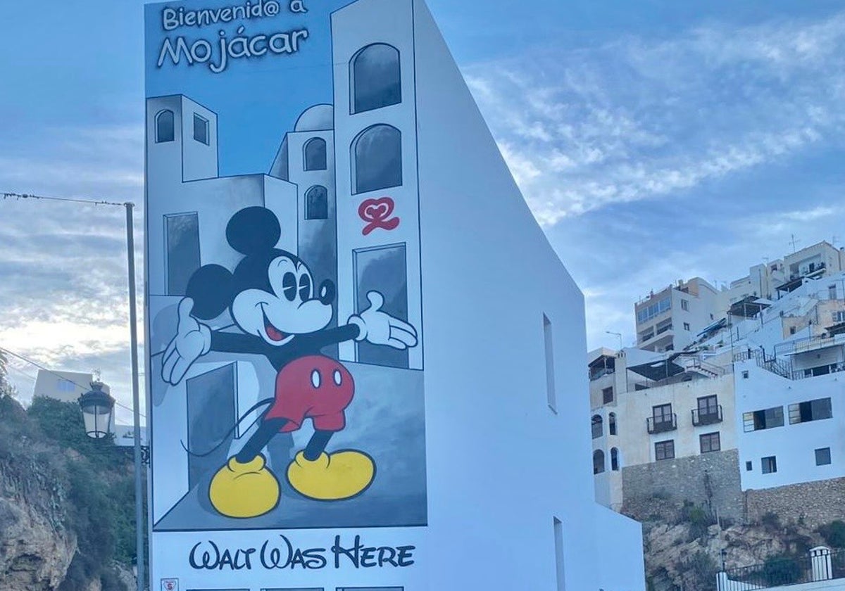 La imagen de Mickey Mouse da la bienvenida a Mojácar.