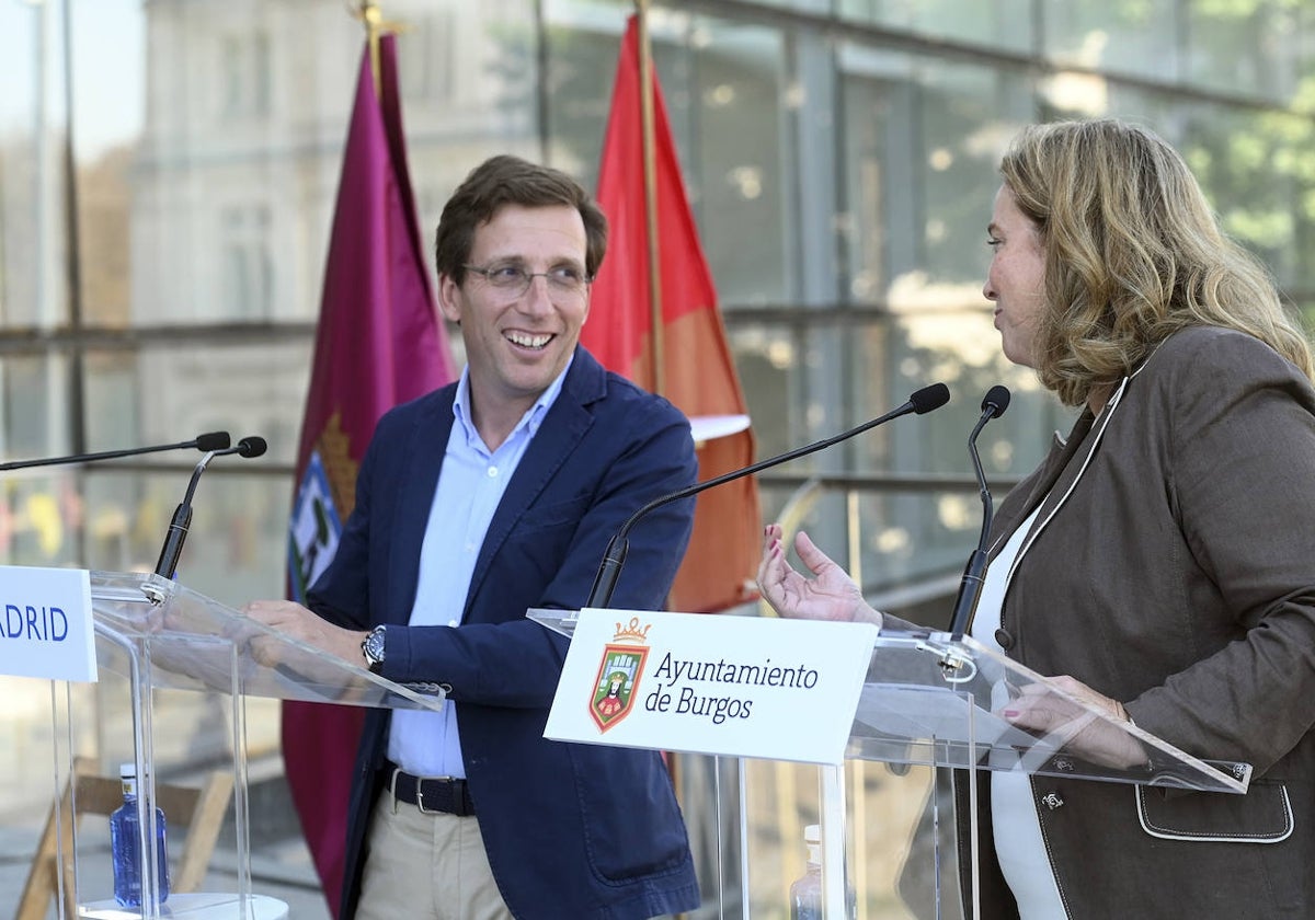 El alcalde de Madrid, José Luis Martínez-Almeida, y la la alcaldesa de Burgos, Cristina Ayala