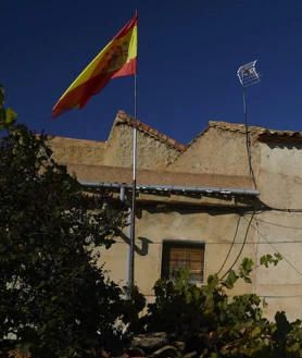 Imagen secundaria 2 - Abajo, la casa de Aitor Esteban en la calle del hospital de Cañamaque, un pueblo donde en las calles se ven más banderas nacionales que vecinos 