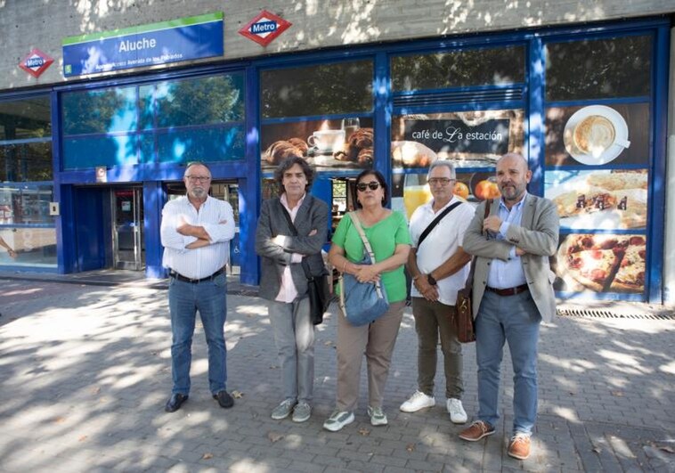 Los cinco últimos comerciantes de Metro frente al metro de Aluche