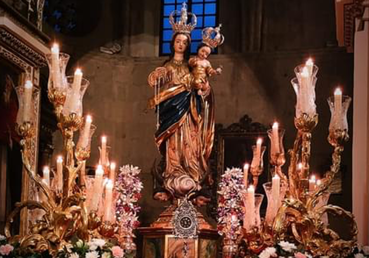 La Virgen del Rosario, dispuesta para la procesión en el interior de San Agustín