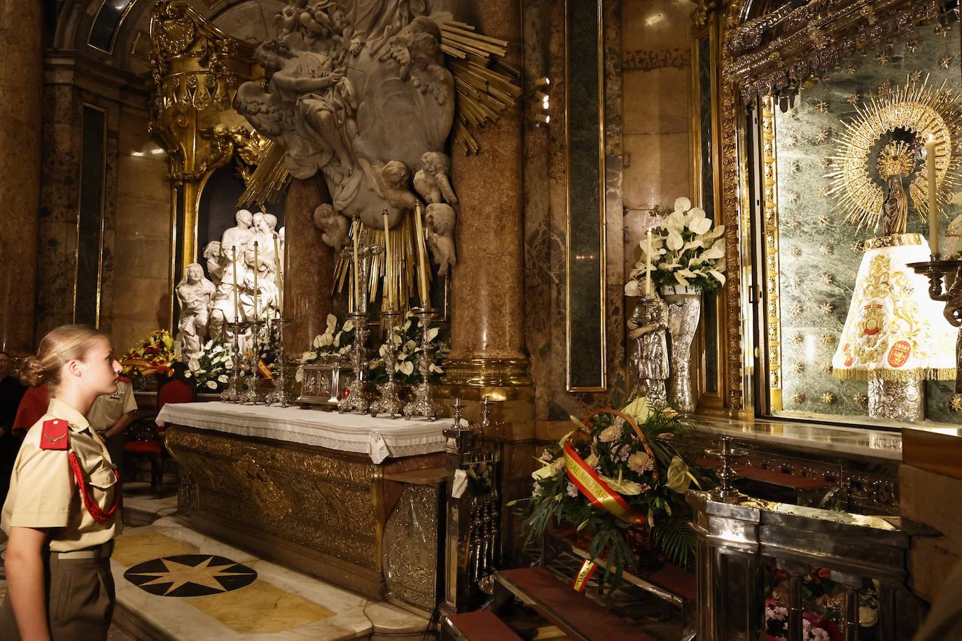 La Princesa Leonor participa en la ofrenda floral a la Virgen del Pilar junto a sus compañeros.
