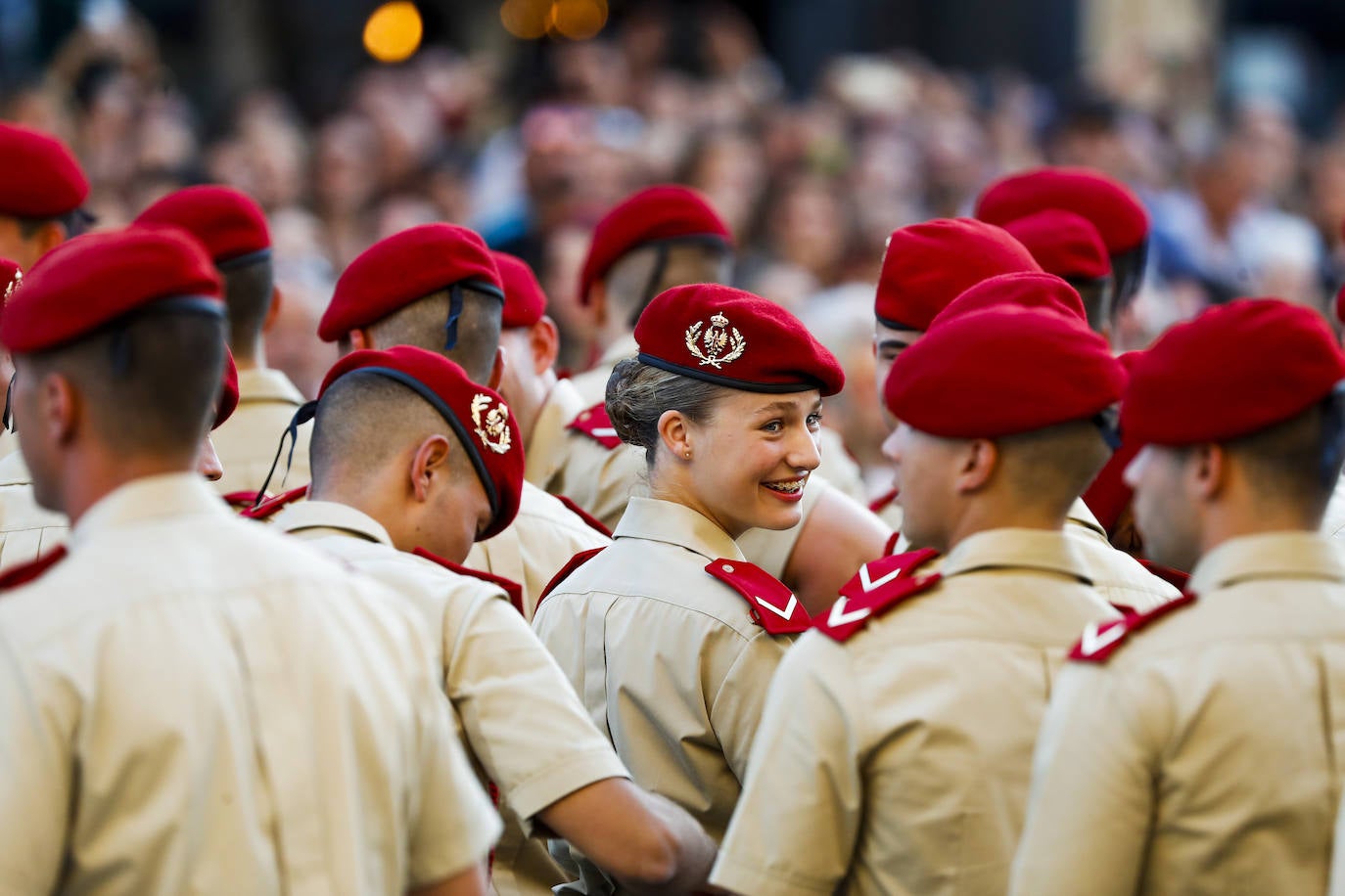 La futura jefa de las Fuerzas Armadas  forma filas junto al resto de miembros de su compañía en la Plaza del Pilar.
