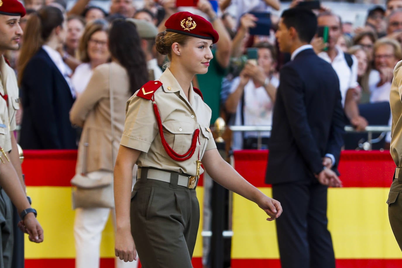 La Princesa Leonor participa con los cadetes de la Academia General Militar de Zaragoza en la ofrenda a la Virgen del Pilar.
