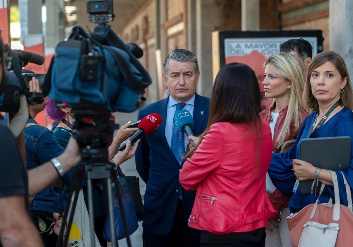 El consejero Antonio Sanz durante su atención a medios