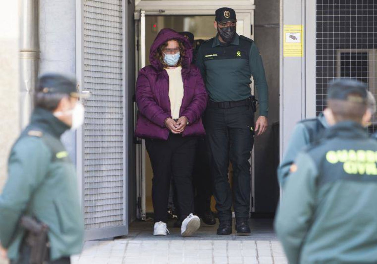 Una detenida en los juzgados de Cambados, en abril, durante uno de los operativos contra la construcción de narcolanchas