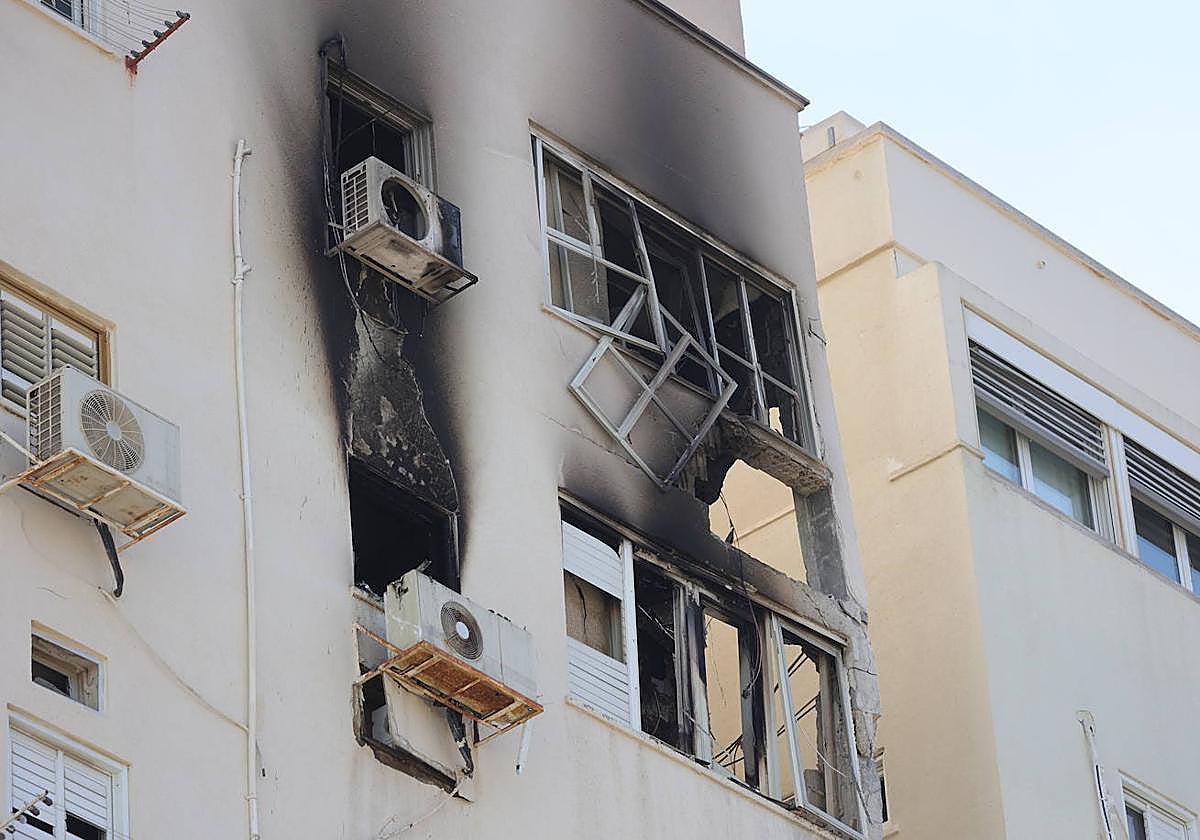 Un edificio residencial de Tel Aviv alcanzado por los ataques