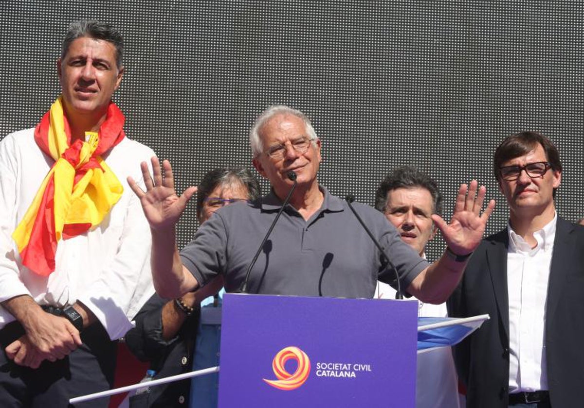 El 8 de octubre de 2017 Josep Borrell fue uno de los grandes referentes de la movilización constitucionalista. En la imagen, flanqueado por Salvador Illa.