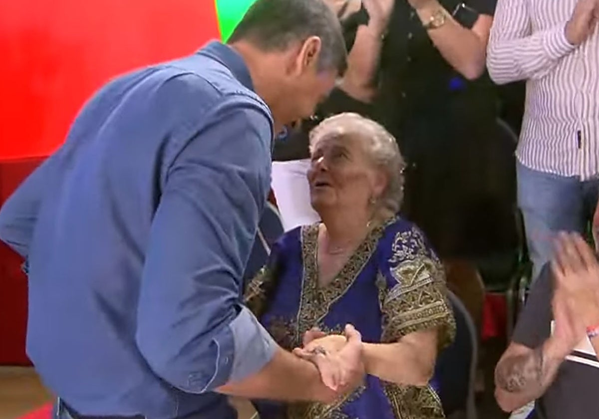 Pedro Sánchez saluda a Francisca durante el acto en Granada