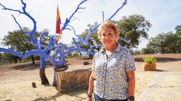 La cazadora, en el rellano que precede a su casa
