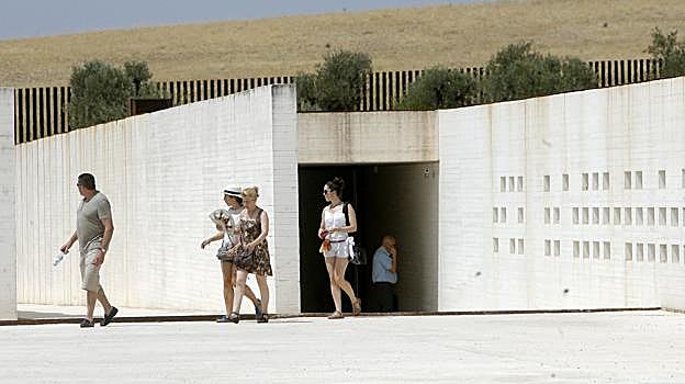 Varios turistas salen del museo de Medina Azahara