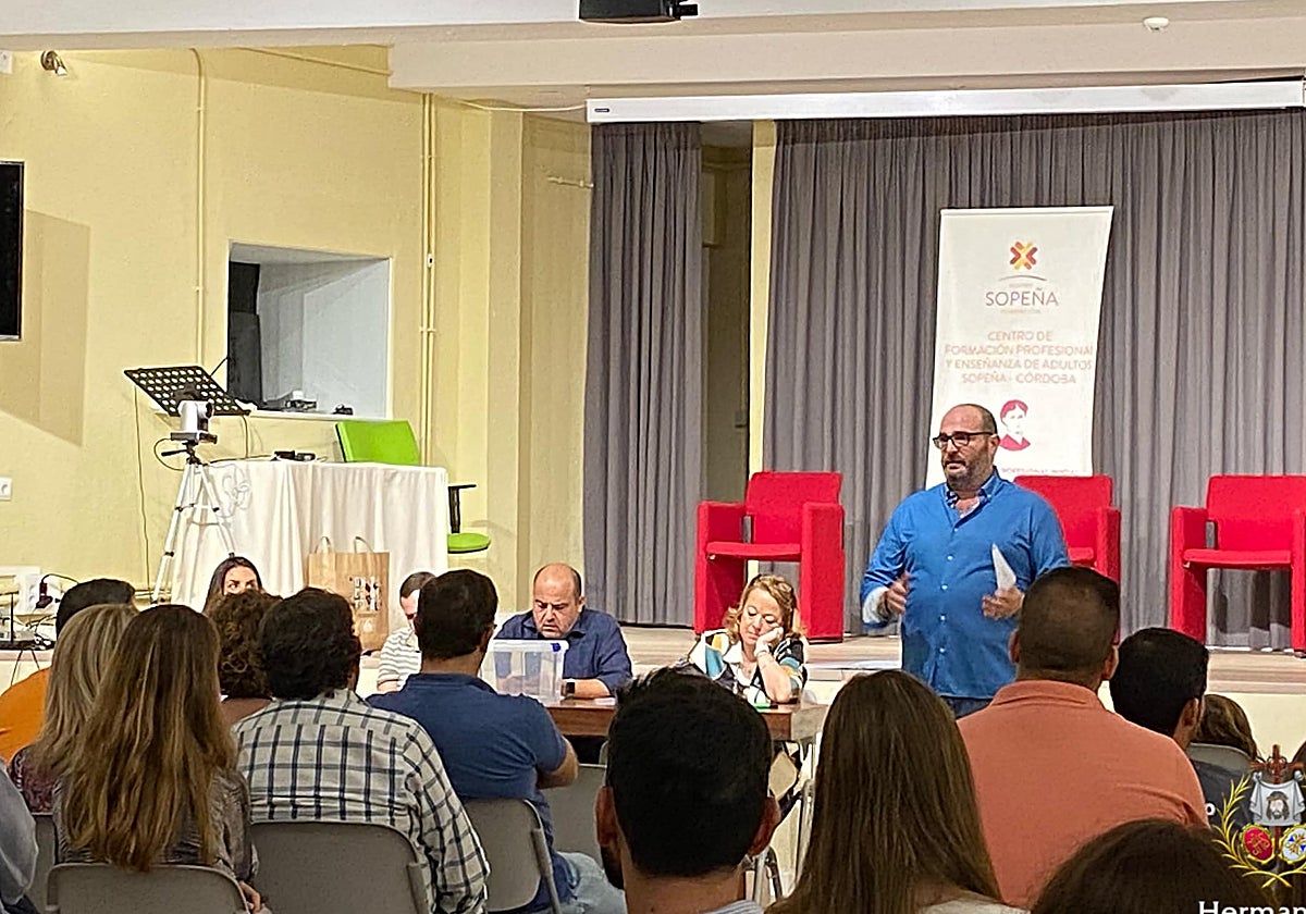 Enrique Saint-Gerons, de pie con camisa azul, se dirige a los hermanos asistentes al cabildo de elecciones