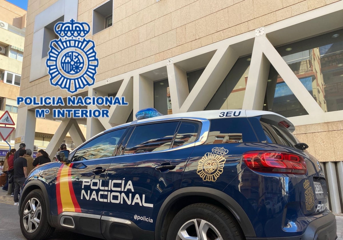 Imagen de un coche patrulla frente a la Comisaría de la Policía Nacional de Alicante