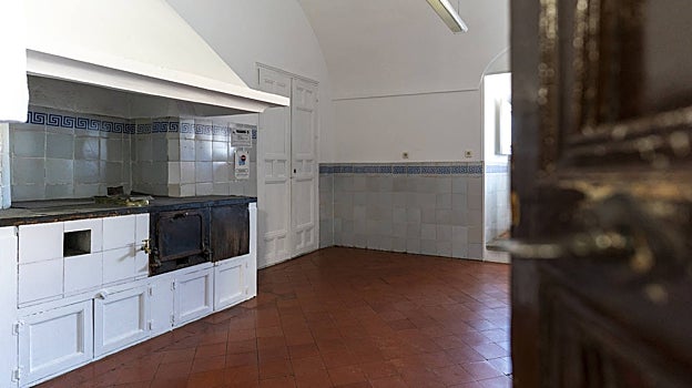 En la quinta planta del Palacio Real se conservan algunas de las casas donde vivía el servicio. También sus cocinas