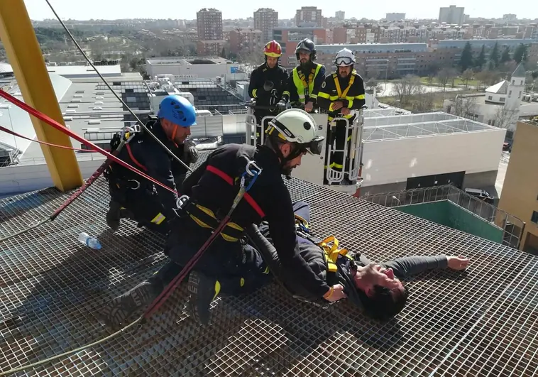 Bomberos durante un simulacro de rescate suicida en un edificio