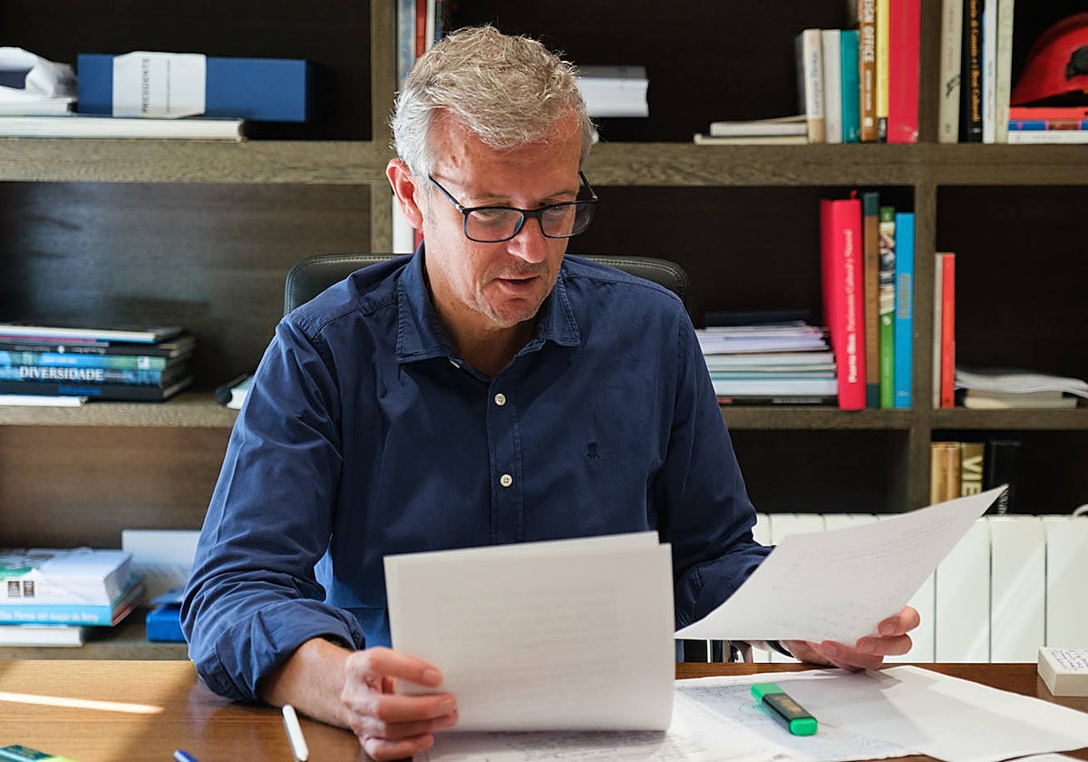 El presidente de la Xunta, Alfonso Rueda, este domingo preparando el debate del lunes en el Parlamento de Galicia
