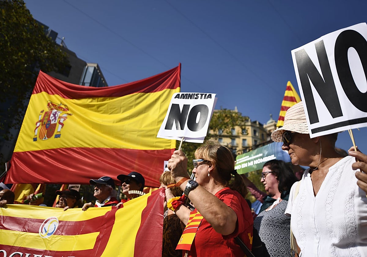 Manifestación contra la amnistía en Barcelona, en directo: última hora de PP, Vox y la Societat Civil Catalana hoy