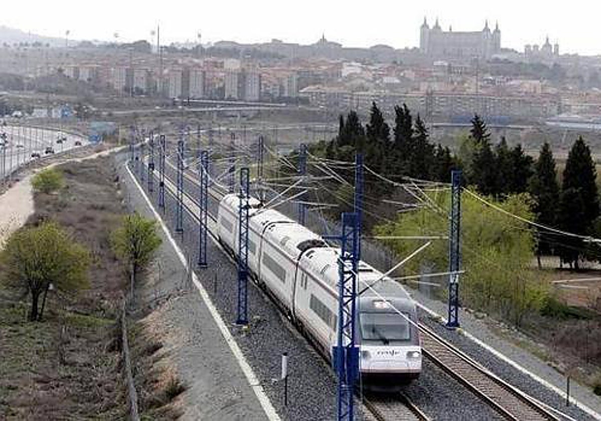 Un AVE saliendo de Toledo hacia Madrid