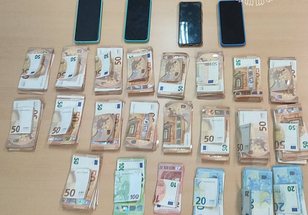 Dinero y móviles que la Policía incautó a los atracadores