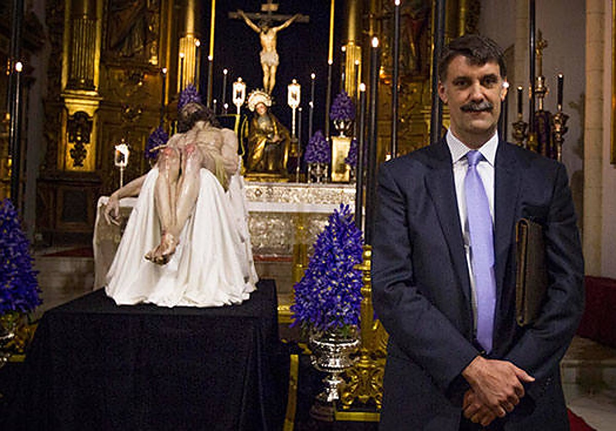 Javier Rubio, ante el Cristo de la Caridad de la hermandad sevillana de Santa Marta
