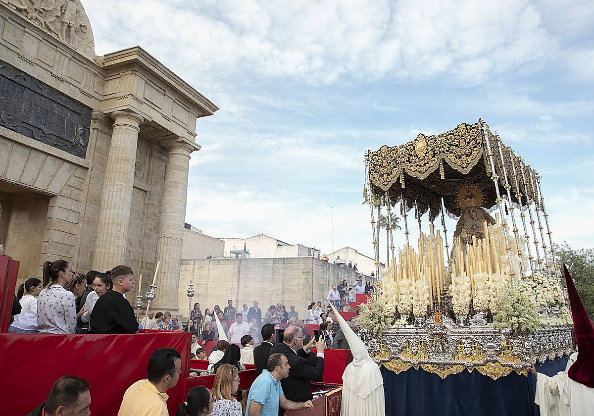 La Virgen de la Merced, a su llegada a la carrera oficial el Lunes Santo de 2023