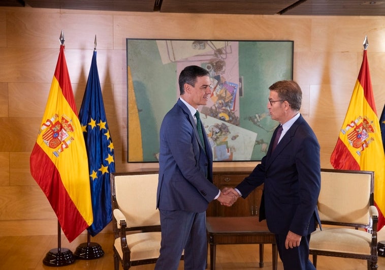 Pedro Sánchez y Alberto Núñez Feijóo se saludan antes de su reunión de este lunes en el Congreso de los Diputados