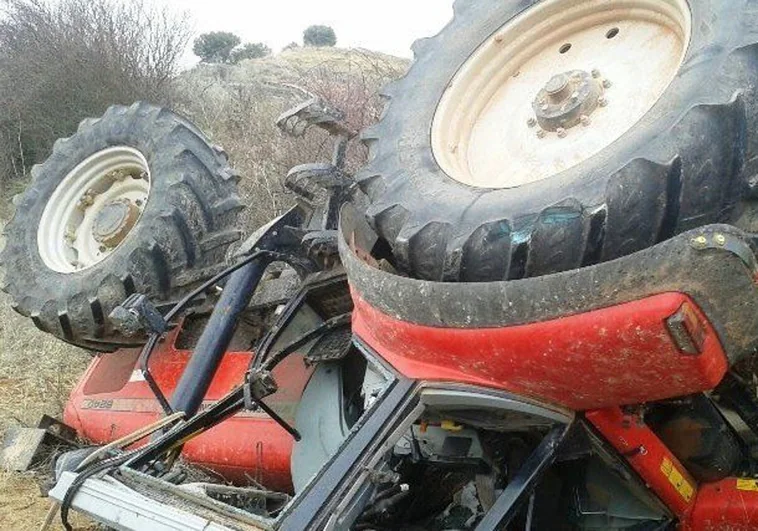 Muere el conductor de un tractor de 50 años tras colisión con un camión en Casas Ibáñez