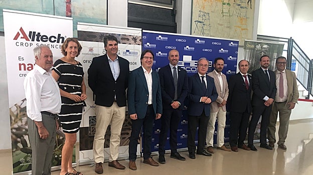 Foto de familia tras la firma del acuerdo en la CECO