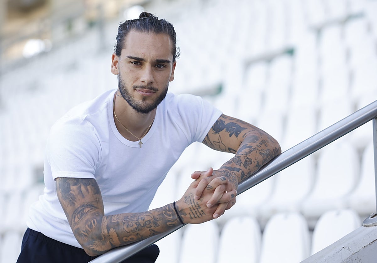 Dragisa Gudelj posa en las gradas de El Arcángel durante la entrevista