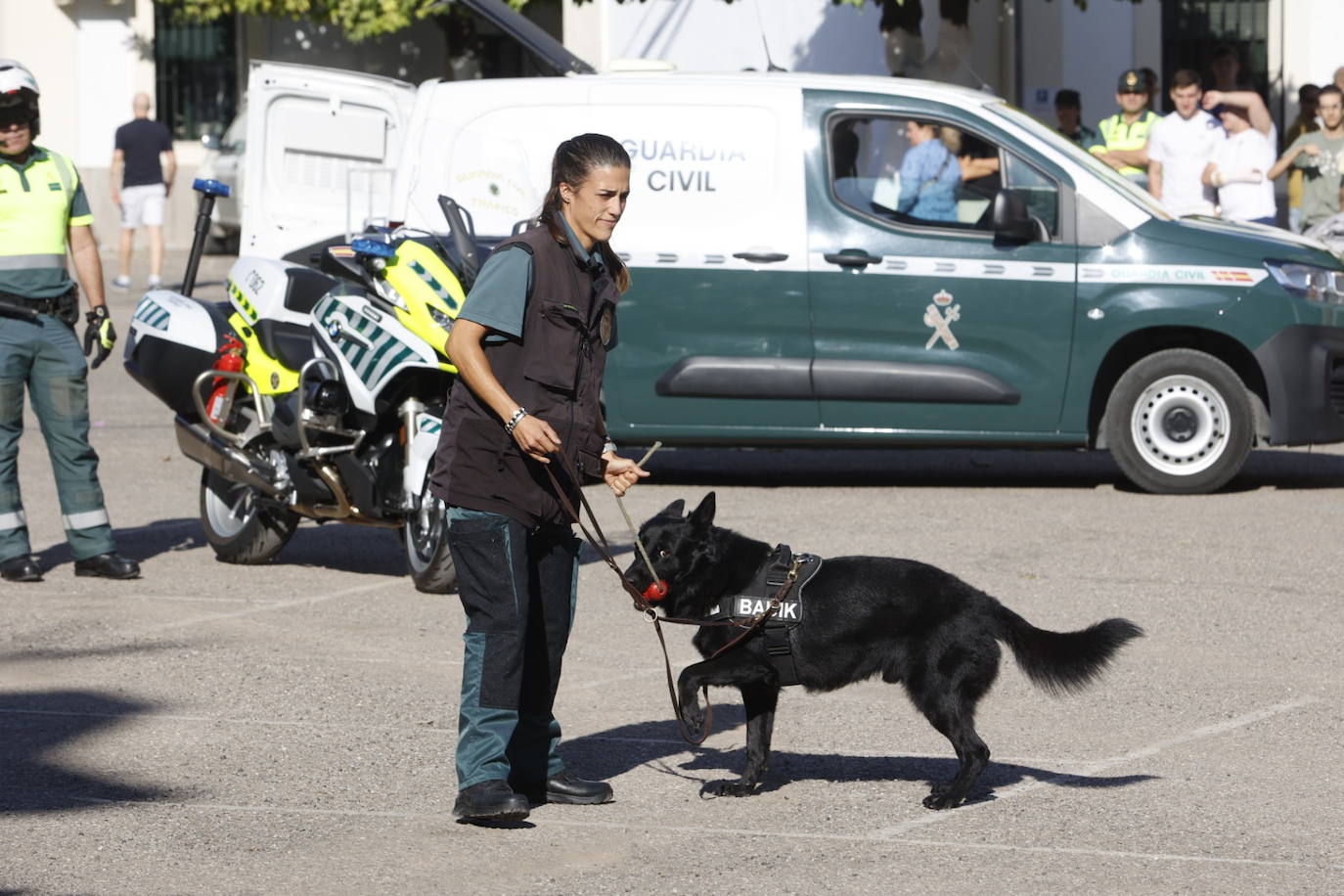 Fotos: los más pequeños disfrutan con la exposición de medios de la Guardia Civil de Córdoba