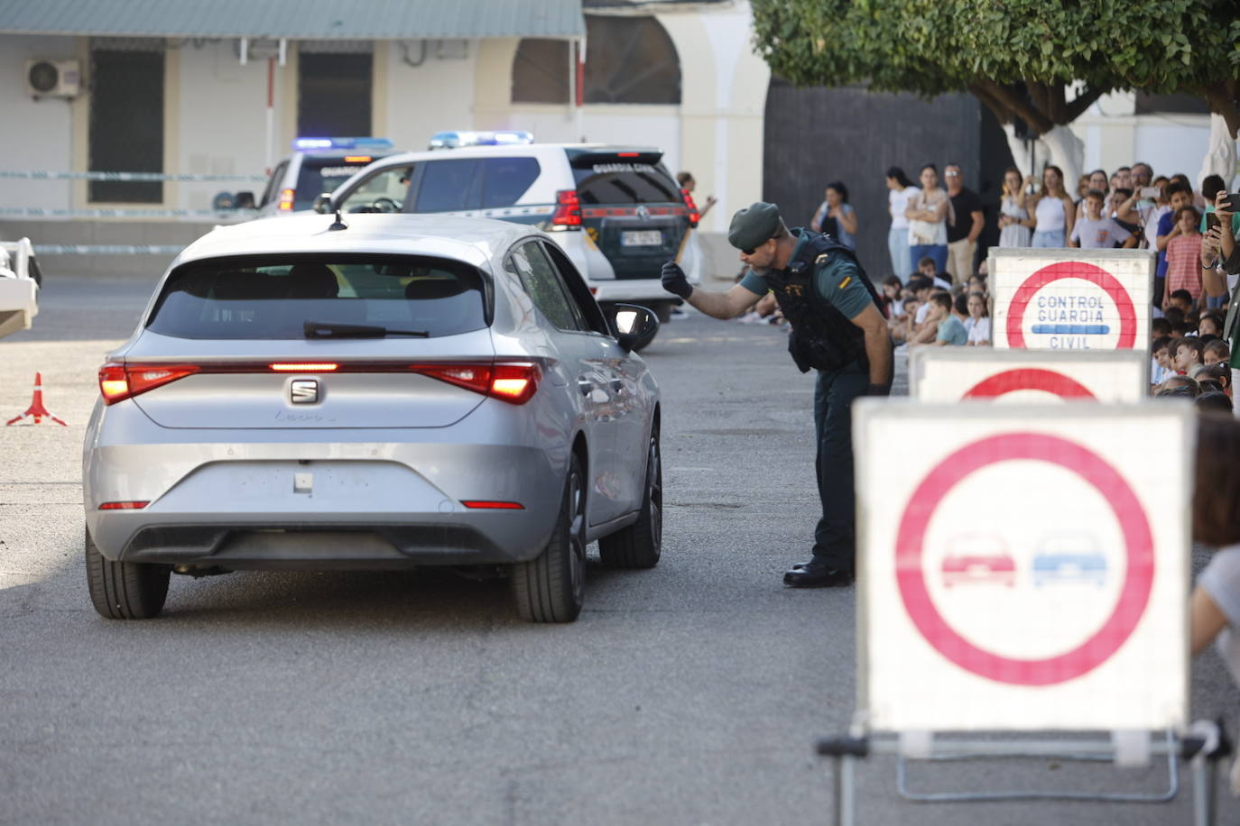 Fotos: los más pequeños disfrutan con la exposición de medios de la Guardia Civil de Córdoba