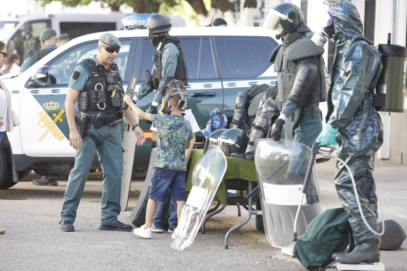 Fotos: los más pequeños disfrutan con la exposición de medios de la Guardia Civil de Córdoba