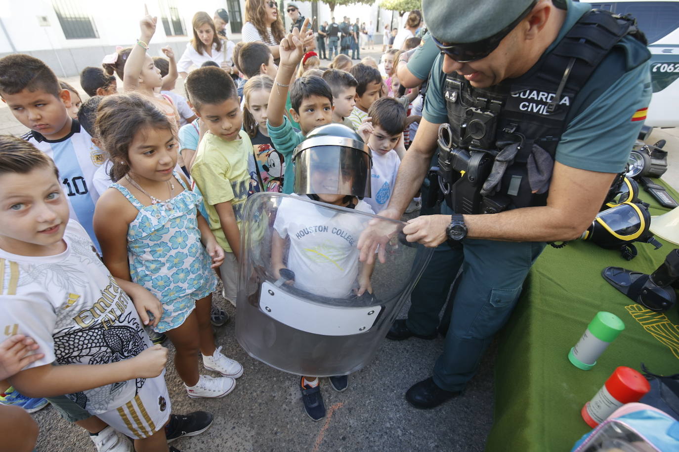 Fotos: los más pequeños disfrutan con la exposición de medios de la Guardia Civil de Córdoba