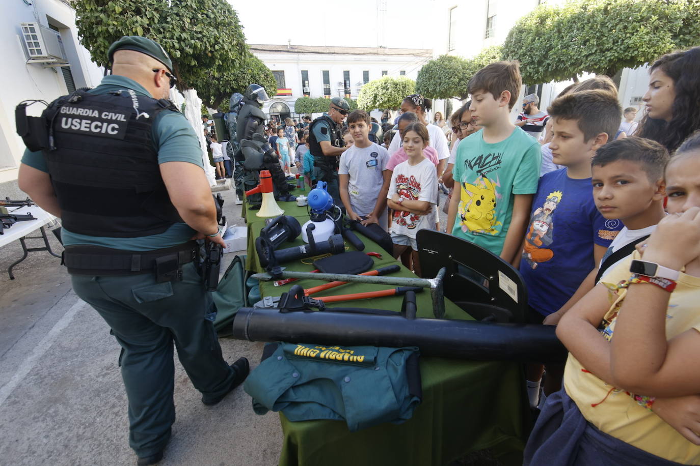 Fotos: los más pequeños disfrutan con la exposición de medios de la Guardia Civil de Córdoba