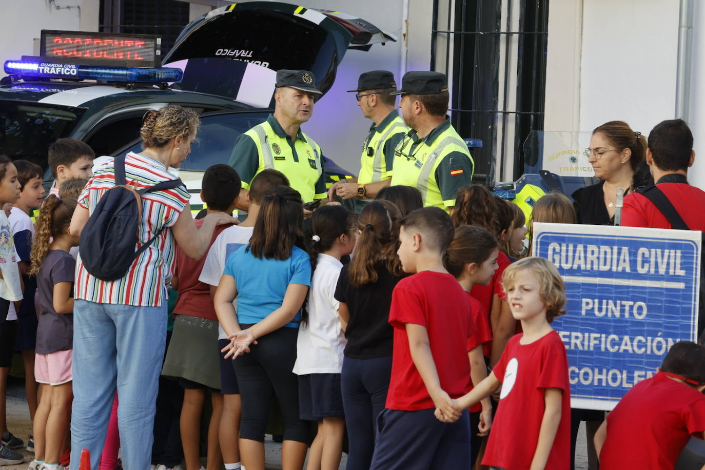 Fotos: los más pequeños disfrutan con la exposición de medios de la Guardia Civil de Córdoba