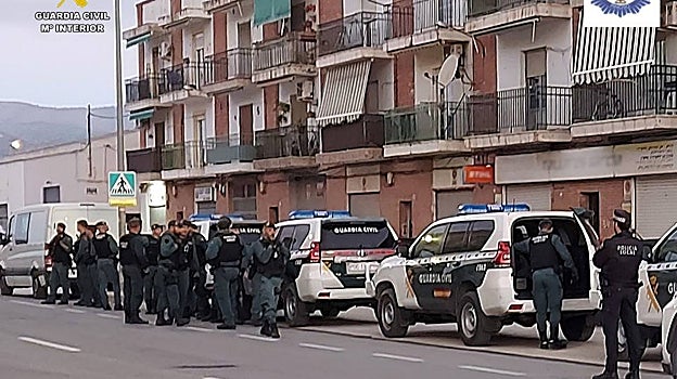 Imagen del operativo policial que ha acabado con el arresto de los dos hermanos