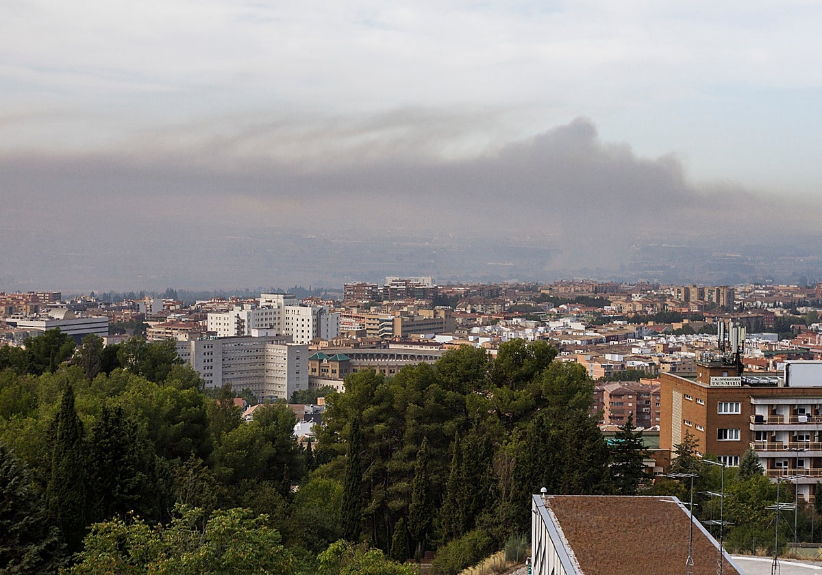 El cielo de Granada, cubierto por una 'boina' de contaminación