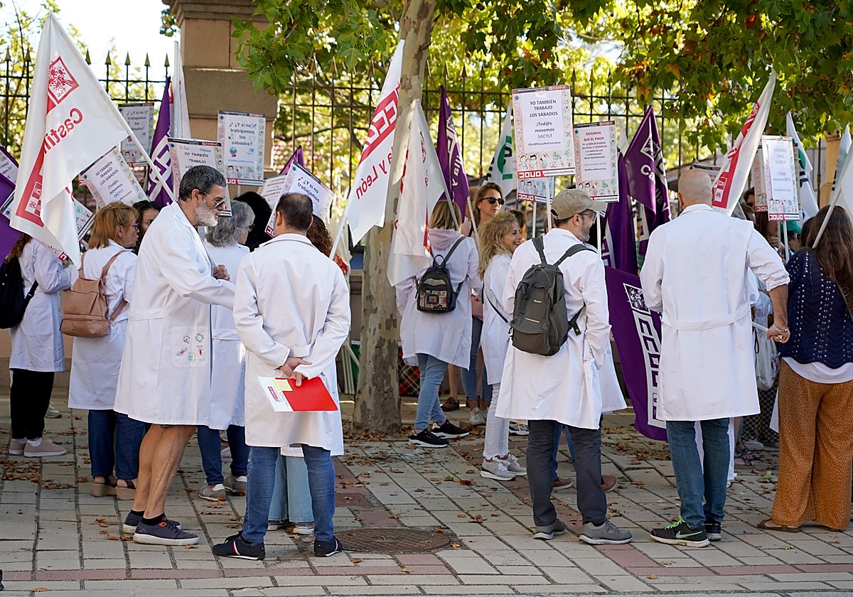 Concentración de CCOO, CSIF y UGT a las puertas de la Junta de Castilla y León por el complemento de retribución de los sábados