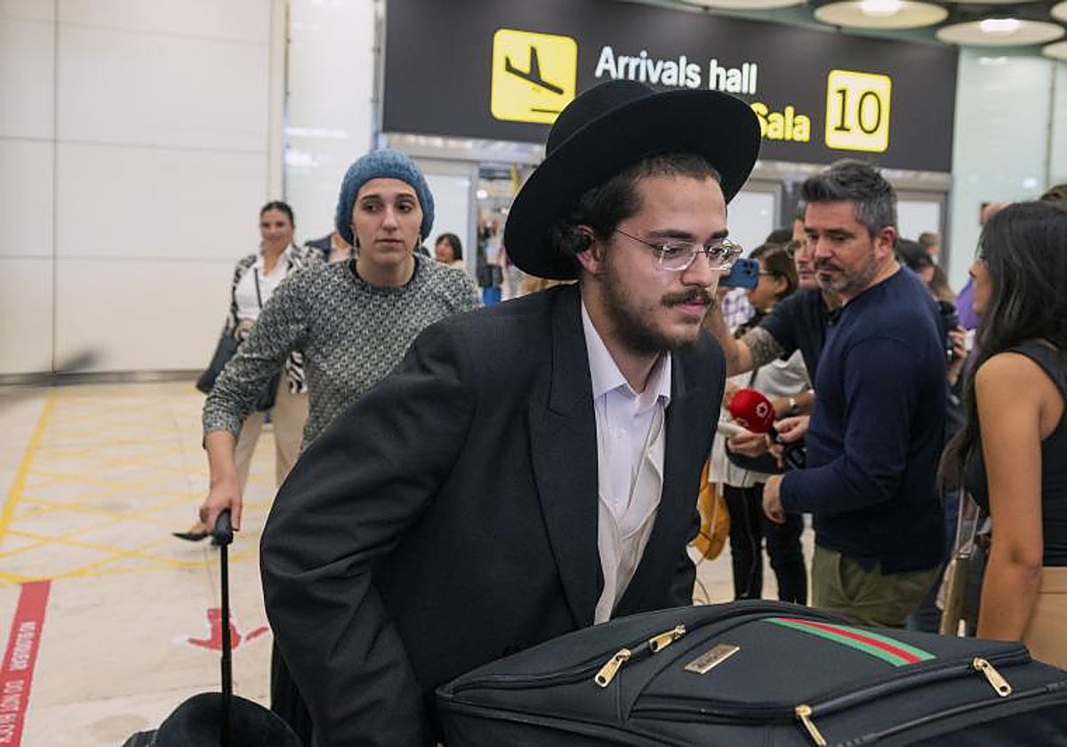 Varias personas tras aterrizar en Madrid del avión en el que viajaban procedente de Tel Aviv