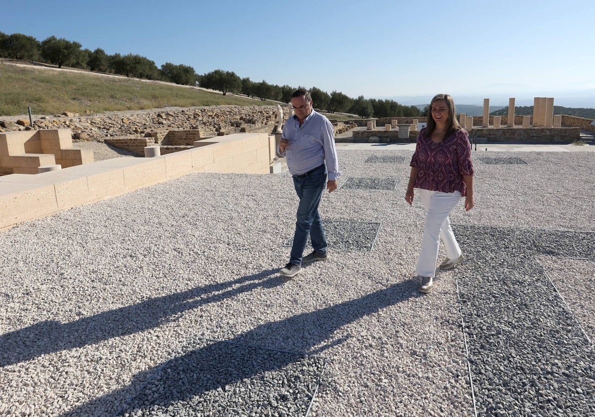 José Antonio Morena y María Jesús Serrano, en la cota del templo romano de culto imperial de Torreparedones