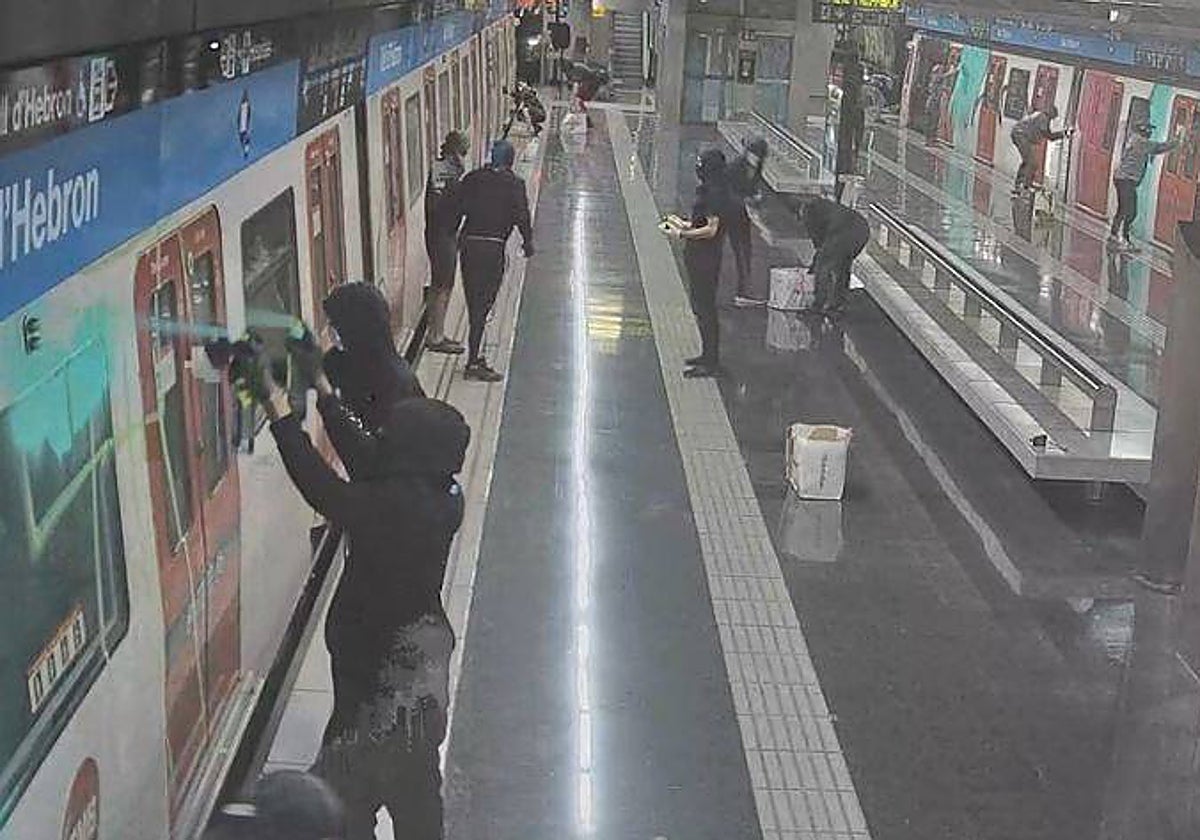 Momento en que varios grafiteros a la vez están pintando trenes