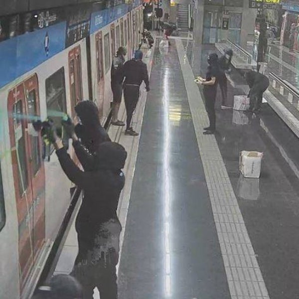 62 vándalos se cuelan en un andén y realizan el ataque grafitero más grande de la historia en el Metro de Barcelona